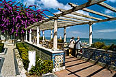 Lisbona - Mirador de Santa Luzia Il suo giardino e la sua copertura di bouganville offrono una piacevole pausa.